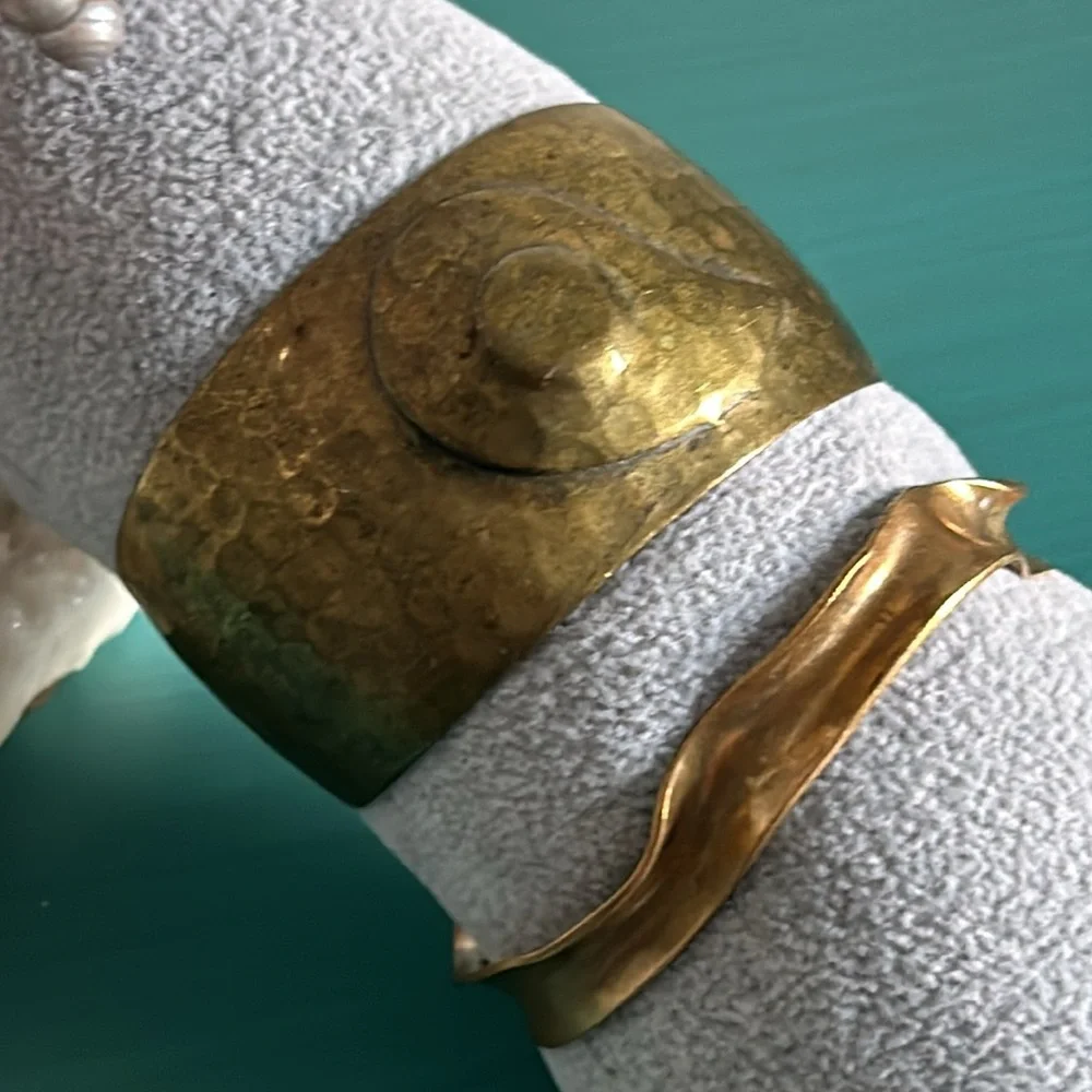 Vintage 2 Piece Collection Brass Antique Gold Colored Hammered Cuff Bracelets - Picture 7 of 8